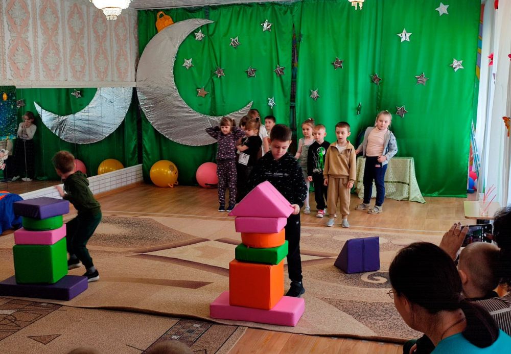 В дошкольном учреждении «Изумляндия» прошло тематическое мероприятие «Удивительный мир космоса», посвященное Дню космонавтики В дошкольном учреждении «Изумляндия» прошло тематическое мероприятие «Удивительный мир космоса», посвященное Дню космонавтики