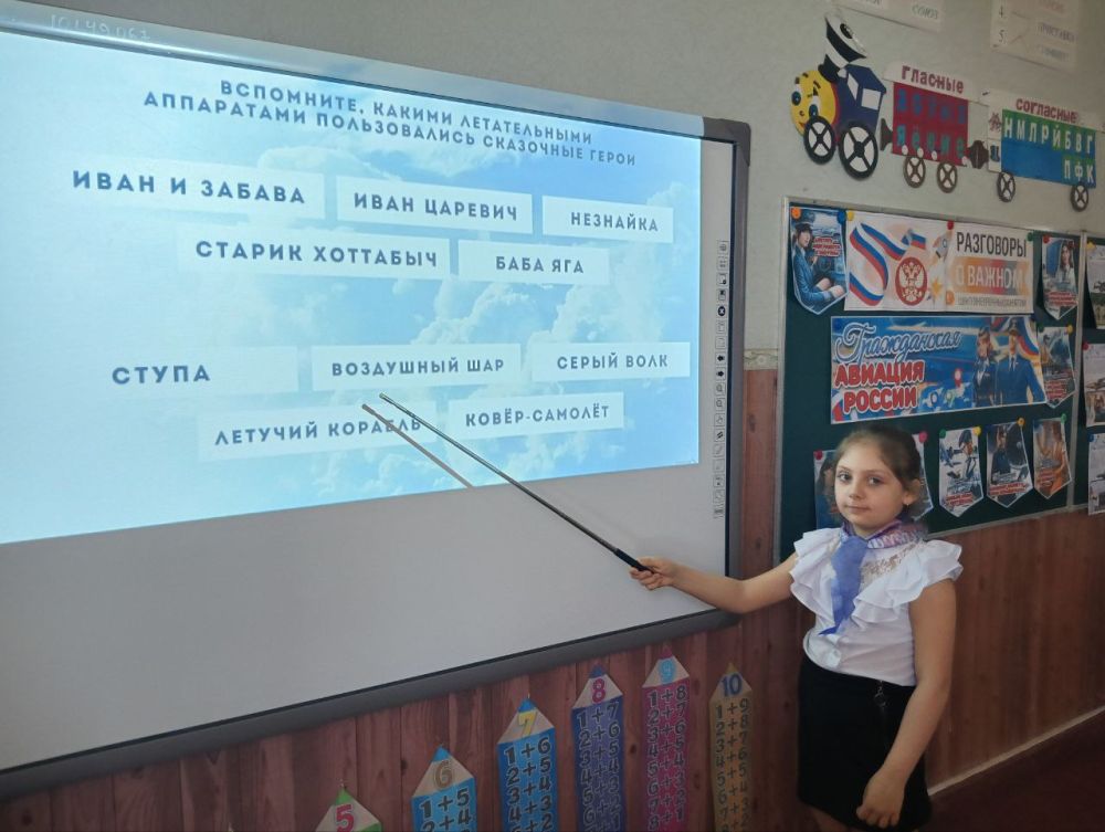 Каждый понедельник в ГБОУ ЛНР «Станично-Луганская средняя школа имени Грекова П.М.» проводится линейка с поднятием флага и исполнением гимна Российской Федерации Каждый понедельник в ГБОУ ЛНР «Станично-Луганская средняя школа имени Грекова П.М.» проводится линейка с поднятием флага и исполнением гимна Российской Федерации