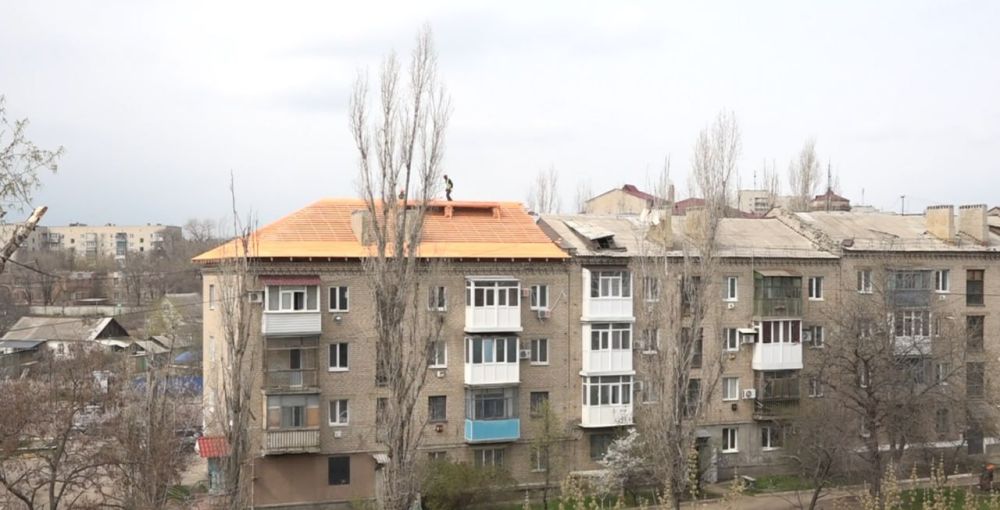 Кровли домов на улице Титова приводят в порядок Кровли домов на улице Титова приводят в порядок
