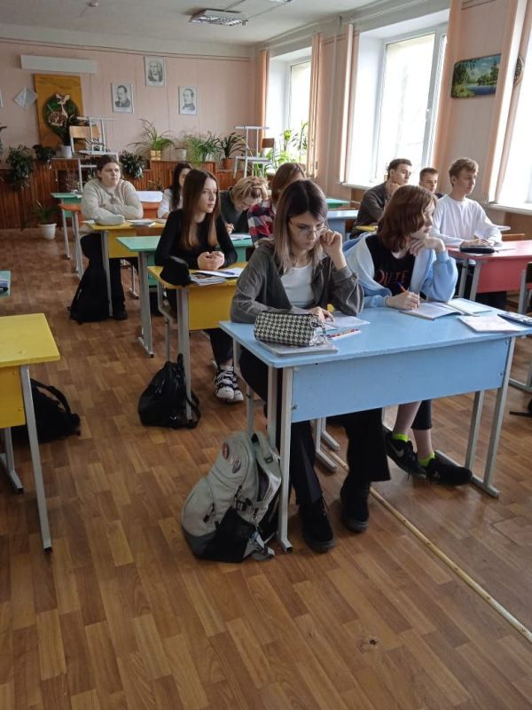 Врач-педиатр ГБУЗ «Свердловская городская детская больница», Мишакина Инна Александровна провела профориентационную беседу для старшеклассников Лицея №1 Врач-педиатр ГБУЗ «Свердловская городская детская больница», Мишакина Инна Александровна провела профориентационную беседу для старшеклассников Лицея №1