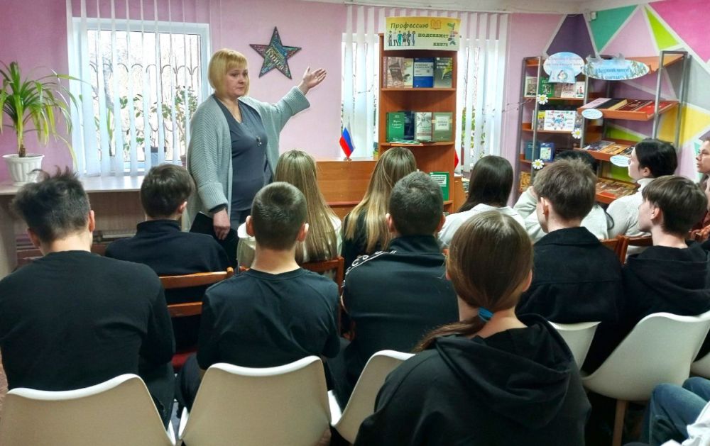 В рамках дня профессий «Прекрасных профессий на свете не счесть, и каждой профессии – слава и честь!» библиотекари центральной библиотеки подготовили для обучающихся 9-го класса ГБОУ ЛНР «Брянковская специализированная школа... В рамках дня профессий «Прекрасных профессий на свете не счесть, и каждой профессии – слава и честь!» библиотекари центральной библиотеки подготовили для обучающихся 9-го класса ГБОУ ЛНР «Брянковская специализированная школа...