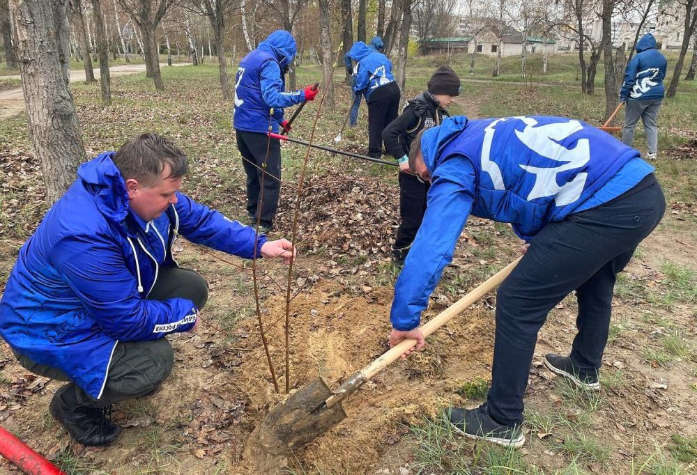 В городе Рубежное Администрация совместно с Фракцией «Единая Россия» в Совете городского округа и активистами партии при поддержке МУП «ДЭП города Рубежное» провели уборку сквера, посвящённого памяти жертв Чернобыльской... В городе Рубежное Администрация совместно с Фракцией «Единая Россия» в Совете городского округа и активистами партии при поддержке МУП «ДЭП города Рубежное» провели уборку сквера, посвящённого памяти жертв Чернобыльской...