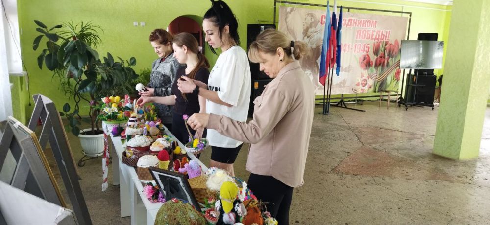 В Доме культуры им. Ленина пгт Новодарьевка состоялось открытие выставки «Пасхальные фантазии» В Доме культуры им. Ленина пгт Новодарьевка состоялось открытие выставки «Пасхальные фантазии»