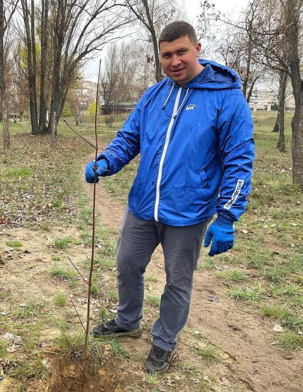 В городе Рубежное Администрация совместно с Фракцией «Единая Россия» в Совете городского округа и активистами партии при поддержке МУП «ДЭП города Рубежное» провели уборку сквера, посвящённого памяти жертв Чернобыльской... В городе Рубежное Администрация совместно с Фракцией «Единая Россия» в Совете городского округа и активистами партии при поддержке МУП «ДЭП города Рубежное» провели уборку сквера, посвящённого памяти жертв Чернобыльской...