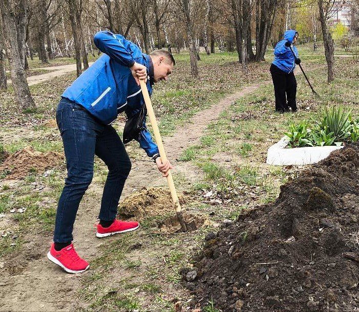 В городе Рубежное Администрация совместно с Фракцией «Единая Россия» в Совете городского округа и активистами партии при поддержке МУП «ДЭП города Рубежное» провели уборку сквера, посвящённого памяти жертв Чернобыльской... В городе Рубежное Администрация совместно с Фракцией «Единая Россия» в Совете городского округа и активистами партии при поддержке МУП «ДЭП города Рубежное» провели уборку сквера, посвящённого памяти жертв Чернобыльской...