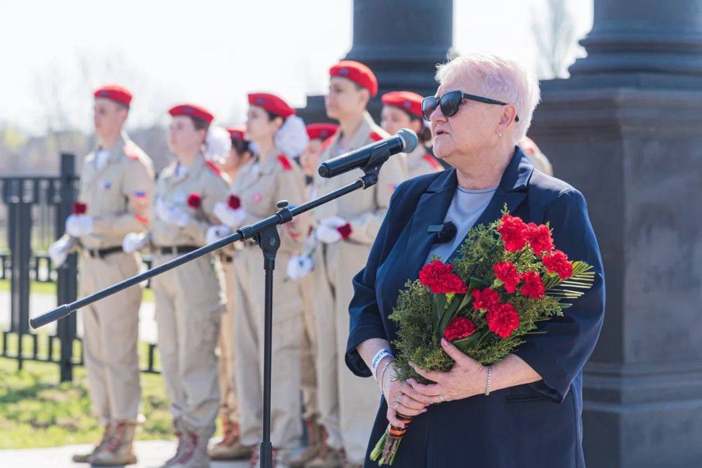 В Луганске, у мемориального комплекса “Не забудем, не простим!”, прошла траурная церемония в память о жертвах украинской агрессии В Луганске, у мемориального комплекса “Не забудем, не простим!”, прошла траурная церемония в память о жертвах украинской агрессии