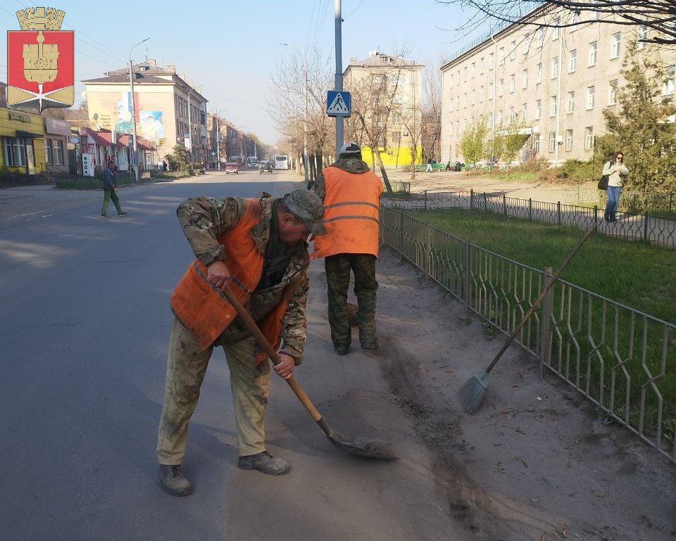 Продолжается уборка города Продолжается уборка города