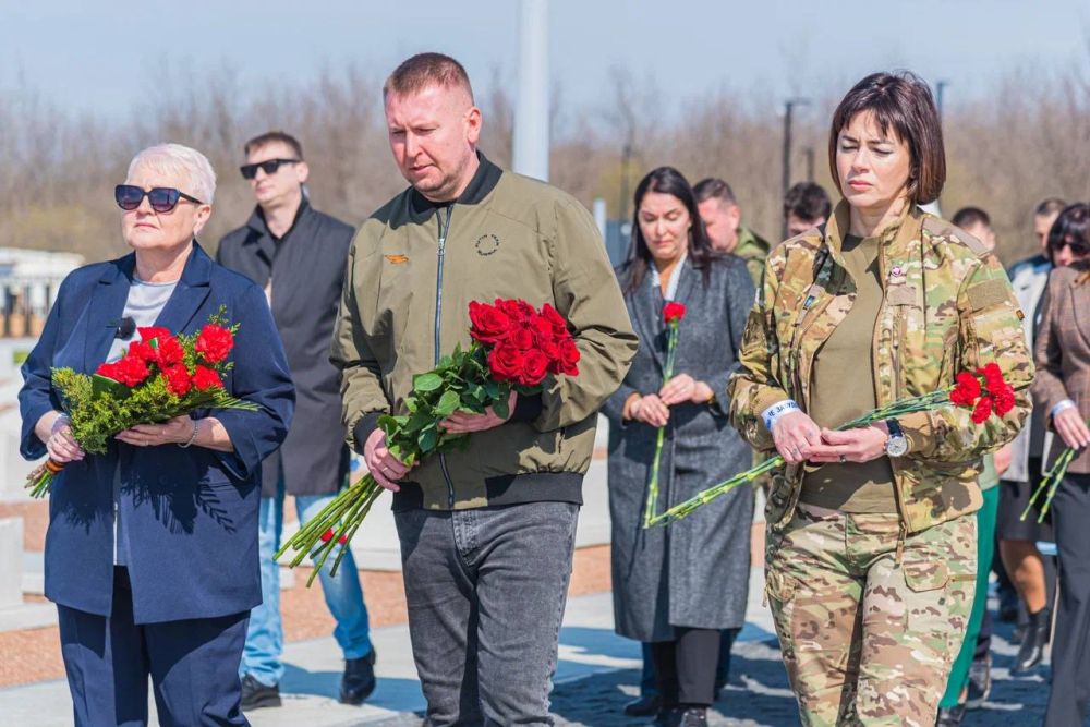 В Луганске, у мемориального комплекса “Не забудем, не простим!”, прошла траурная церемония в память о жертвах украинской агрессии В Луганске, у мемориального комплекса “Не забудем, не простим!”, прошла траурная церемония в память о жертвах украинской агрессии