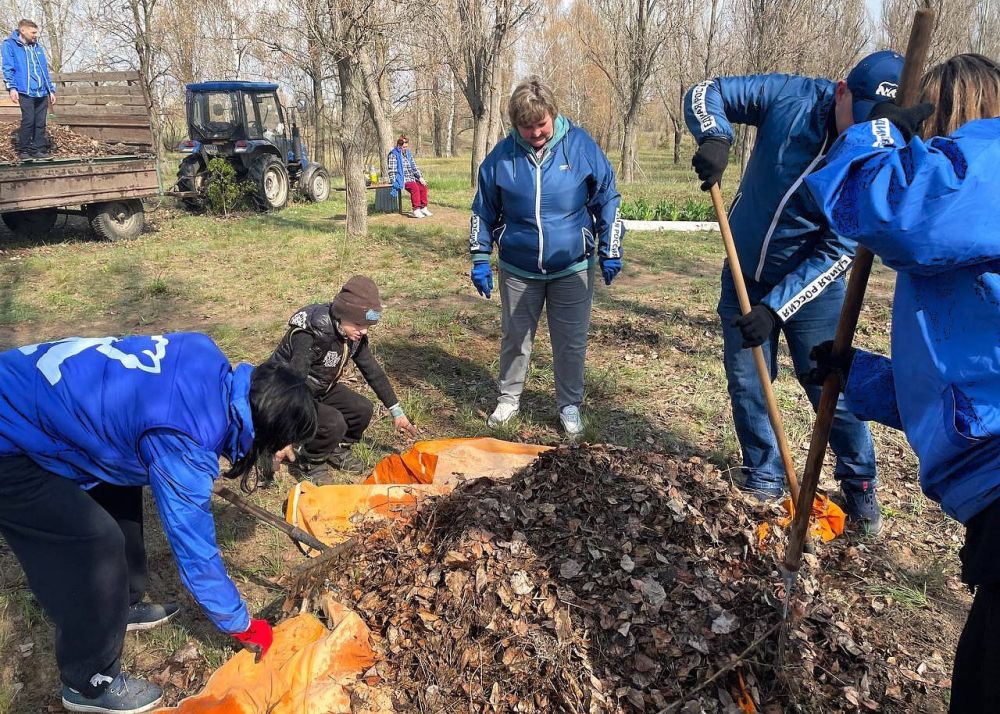 В городе Рубежное Администрация совместно с Фракцией «Единая Россия» в Совете городского округа и активистами партии при поддержке МУП «ДЭП города Рубежное» провели уборку сквера, посвящённого памяти жертв Чернобыльской... В городе Рубежное Администрация совместно с Фракцией «Единая Россия» в Совете городского округа и активистами партии при поддержке МУП «ДЭП города Рубежное» провели уборку сквера, посвящённого памяти жертв Чернобыльской...