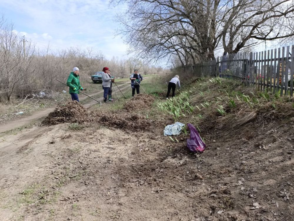 В рамках проведения акции "Чистая Республика" Великочерниговский отдел жизнеобеспечения провел субботник на территории отдела: В рамках проведения акции "Чистая Республика" Великочерниговский отдел жизнеобеспечения провел субботник на территории отдела: