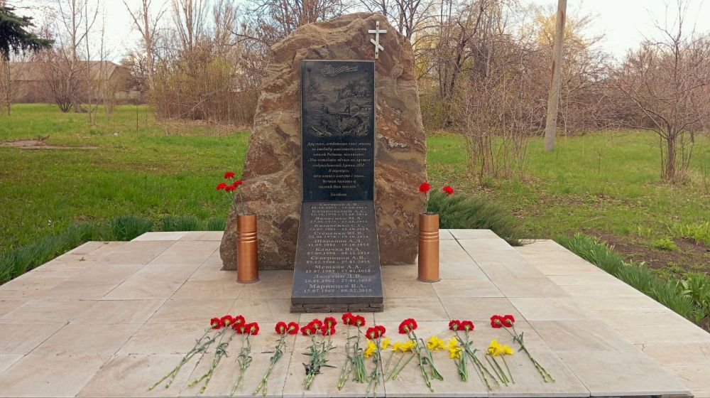 Сегодня на площади им. Стаханова пгт Ясеновский у памятного знака погибшим ополченцам собрались представители отдела жизнеобеспечения поселка, образовательных учреждений, общественных организаций, ветераны боевых действий... Сегодня на площади им. Стаханова пгт Ясеновский у памятного знака погибшим ополченцам собрались представители отдела жизнеобеспечения поселка, образовательных учреждений, общественных организаций, ветераны боевых действий...