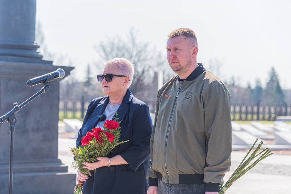 В Луганске, у мемориального комплекса “Не забудем, не простим!”, прошла траурная церемония в память о жертвах украинской агрессии В Луганске, у мемориального комплекса “Не забудем, не простим!”, прошла траурная церемония в память о жертвах украинской агрессии