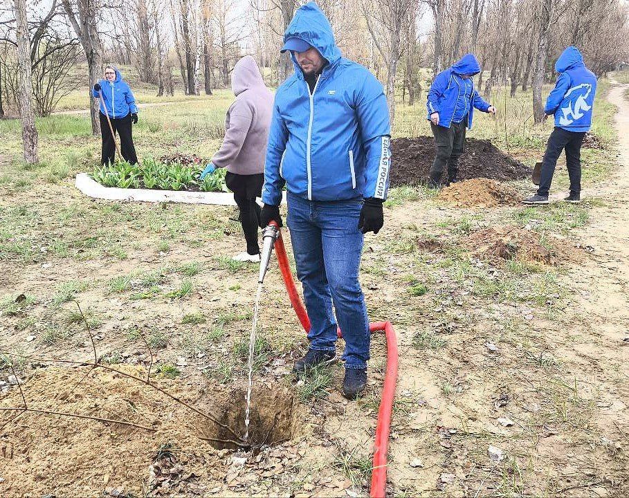 В городе Рубежное Администрация совместно с Фракцией «Единая Россия» в Совете городского округа и активистами партии при поддержке МУП «ДЭП города Рубежное» провели уборку сквера, посвящённого памяти жертв Чернобыльской... В городе Рубежное Администрация совместно с Фракцией «Единая Россия» в Совете городского округа и активистами партии при поддержке МУП «ДЭП города Рубежное» провели уборку сквера, посвящённого памяти жертв Чернобыльской...