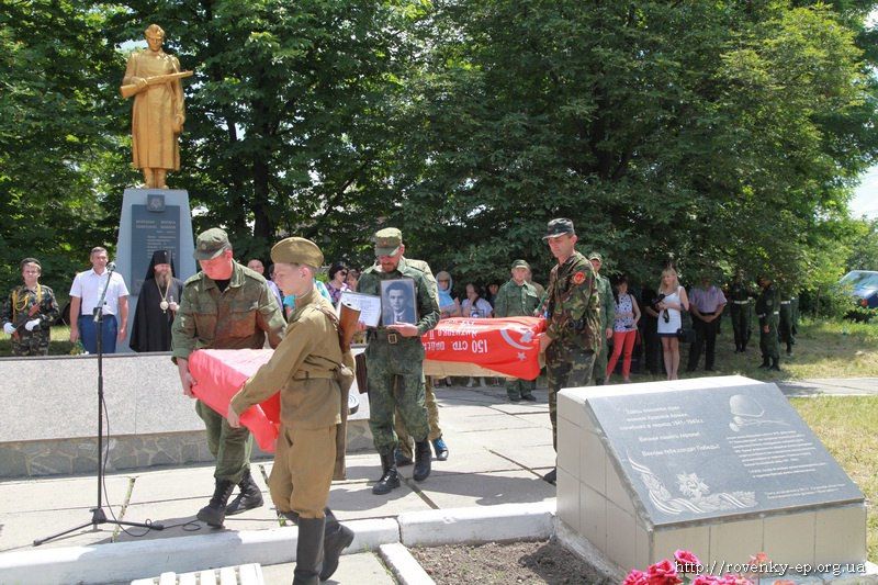 «Память поколений». Братская могила советских воинов на ул. Т. Шевченко города Ровеньки «Память поколений». Братская могила советских воинов на ул. Т. Шевченко города Ровеньки