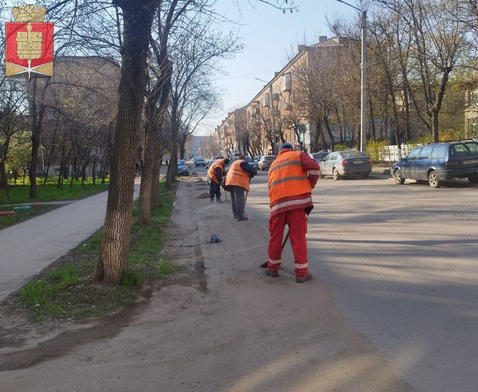 Продолжается уборка города Продолжается уборка города