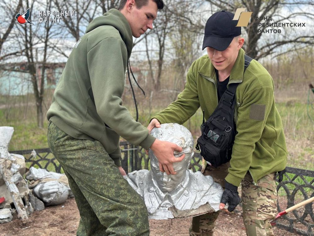 Молодёжка Народного фронта чтит память героев! Молодёжка Народного фронта чтит память героев!