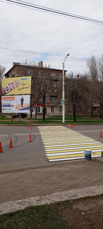 На проспекте Ленина наносят новую дорожную разметку На проспекте Ленина наносят новую дорожную разметку