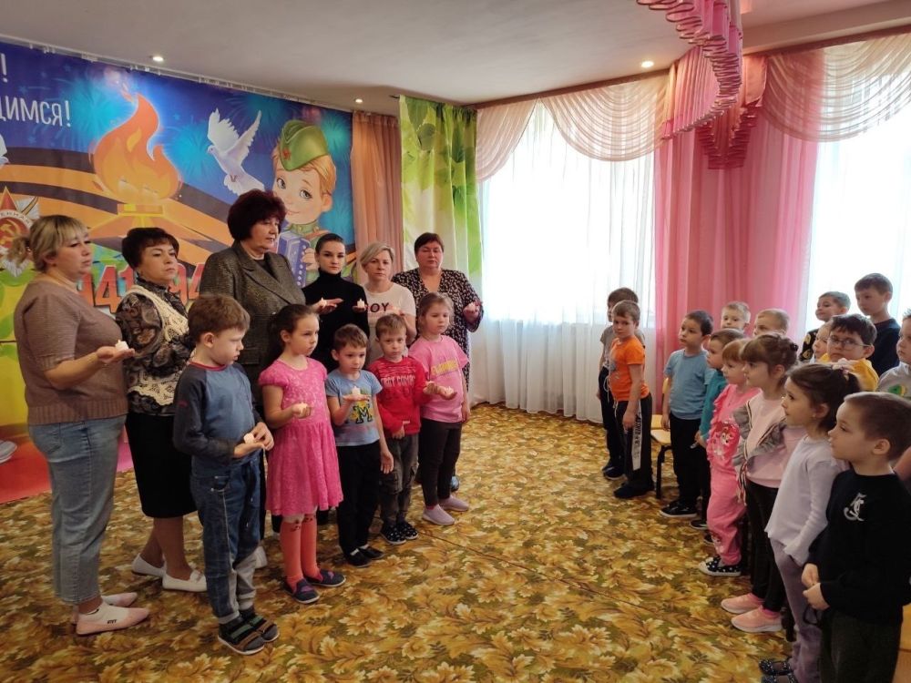 В детском саду «Солнышко» прошла тематическая беседа ко Дню жертв украинской агрессии В детском саду «Солнышко» прошла тематическая беседа ко Дню жертв украинской агрессии