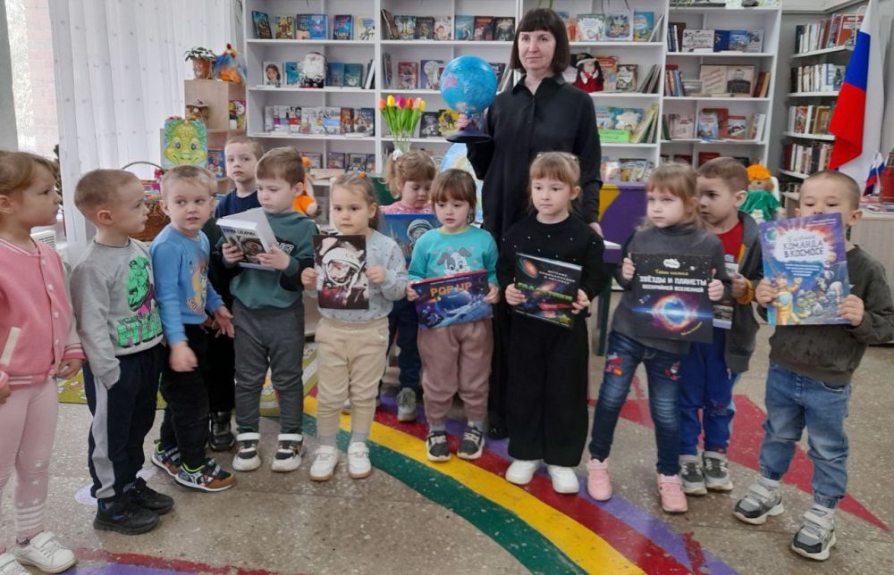 14 апреля в "Библиотечном филиале для детей" МБУ "МЦБС" был проведен внеклассный час "Он первый нам Вселенную открыл" и беседа "Космические просторы", посвященные Дню Космонавтики 14 апреля в "Библиотечном филиале для детей" МБУ "МЦБС" был проведен внеклассный час "Он первый нам Вселенную открыл" и беседа "Космические просторы", посвященные Дню Космонавтики