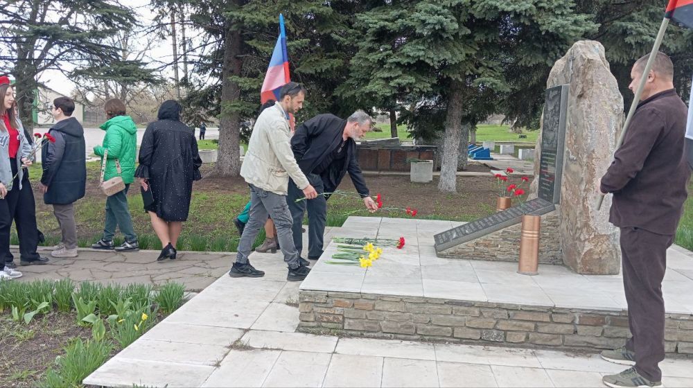 Сегодня на площади им. Стаханова пгт Ясеновский у памятного знака погибшим ополченцам собрались представители отдела жизнеобеспечения поселка, образовательных учреждений, общественных организаций, ветераны боевых действий... Сегодня на площади им. Стаханова пгт Ясеновский у памятного знака погибшим ополченцам собрались представители отдела жизнеобеспечения поселка, образовательных учреждений, общественных организаций, ветераны боевых действий...