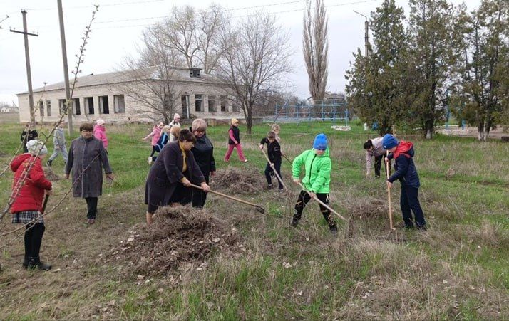 В селе Давыдо-Никольское состоялся общешкольный субботник В селе Давыдо-Никольское состоялся общешкольный субботник