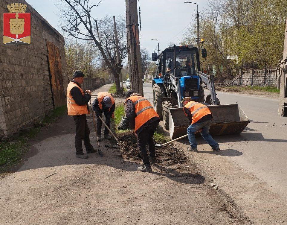 Коммунальные службы проводят работы на территории города Коммунальные службы проводят работы на территории города