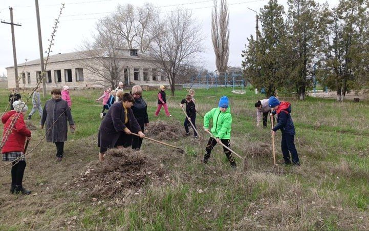 В селе Давыдо-Никольское состоялся общешкольный субботник В селе Давыдо-Никольское состоялся общешкольный субботник