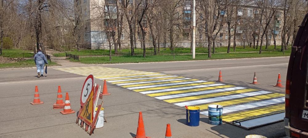 На проспекте Ленина наносят новую дорожную разметку На проспекте Ленина наносят новую дорожную разметку