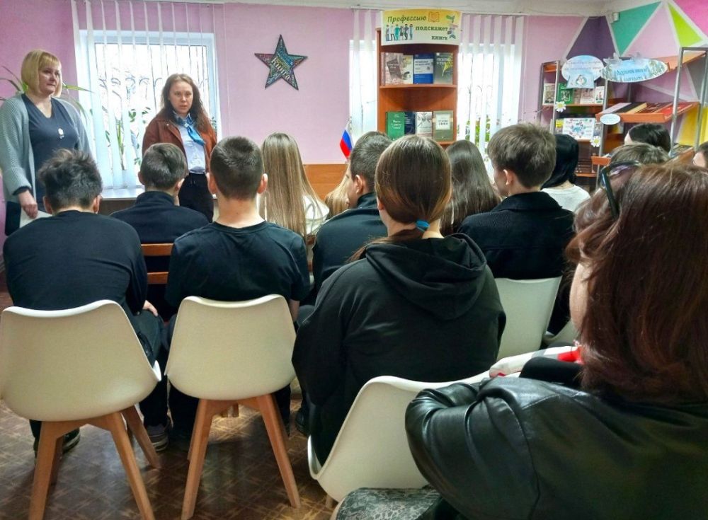 В рамках дня профессий «Прекрасных профессий на свете не счесть, и каждой профессии – слава и честь!» библиотекари центральной библиотеки подготовили для обучающихся 9-го класса ГБОУ ЛНР «Брянковская специализированная школа... В рамках дня профессий «Прекрасных профессий на свете не счесть, и каждой профессии – слава и честь!» библиотекари центральной библиотеки подготовили для обучающихся 9-го класса ГБОУ ЛНР «Брянковская специализированная школа...