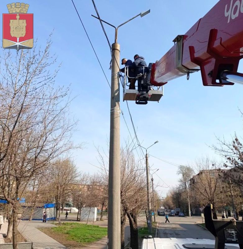 Коммунальные службы проводят работы на территории города Коммунальные службы проводят работы на территории города