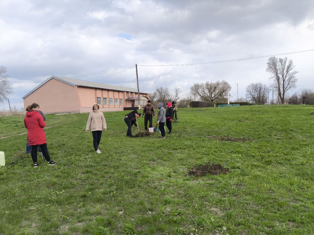 Виктория Кайдалова: В селе Новороссошь прошла акция «Сад памяти» совместно с работниками ОЖД и сельского Дома культуры Виктория Кайдалова: В селе Новороссошь прошла акция «Сад памяти» совместно с работниками ОЖД и сельского Дома культуры
