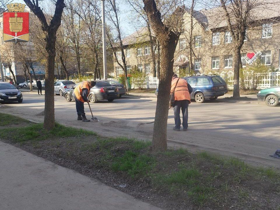 Продолжается уборка города Продолжается уборка города