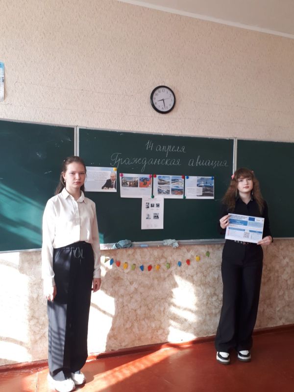 Каждый понедельник в ГБОУ ЛНР «Станично-Луганская средняя школа имени Грекова П.М.» проводится линейка с поднятием флага и исполнением гимна Российской Федерации Каждый понедельник в ГБОУ ЛНР «Станично-Луганская средняя школа имени Грекова П.М.» проводится линейка с поднятием флага и исполнением гимна Российской Федерации