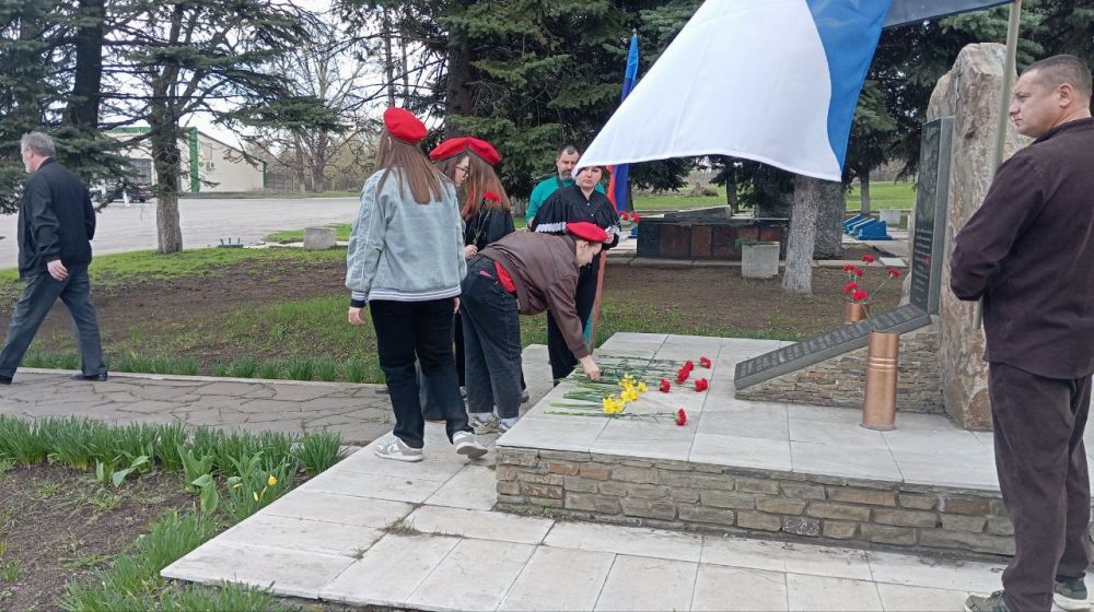 Сегодня на площади им. Стаханова пгт Ясеновский у памятного знака погибшим ополченцам собрались представители отдела жизнеобеспечения поселка, образовательных учреждений, общественных организаций, ветераны боевых действий... Сегодня на площади им. Стаханова пгт Ясеновский у памятного знака погибшим ополченцам собрались представители отдела жизнеобеспечения поселка, образовательных учреждений, общественных организаций, ветераны боевых действий...