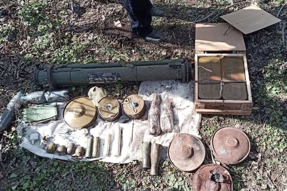 Недалеко от Луганска росгвардейцы обнаружили тайники с боеприпасами, где ранее находились позиции украинских националистов Недалеко от Луганска росгвардейцы обнаружили тайники с боеприпасами, где ранее находились позиции украинских националистов