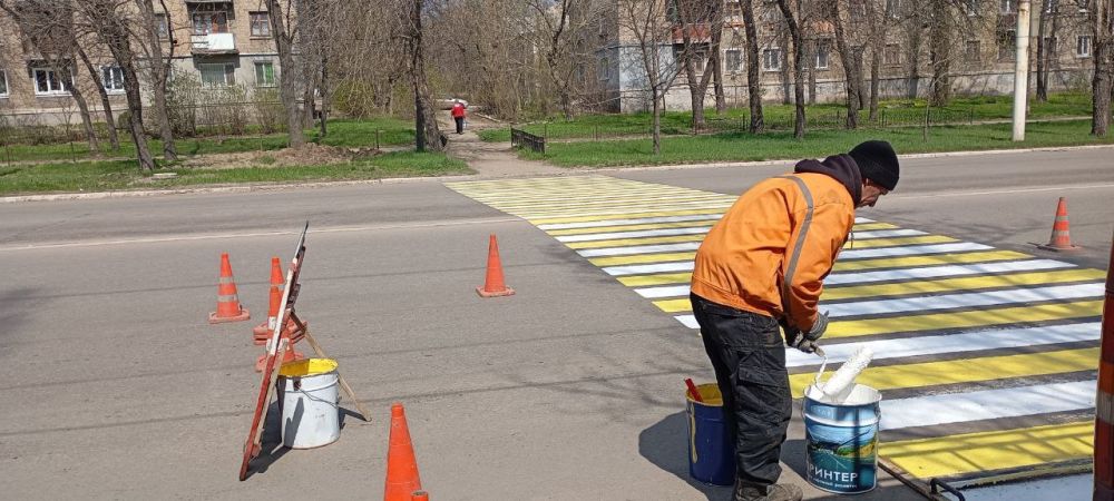 На проспекте Ленина наносят новую дорожную разметку На проспекте Ленина наносят новую дорожную разметку