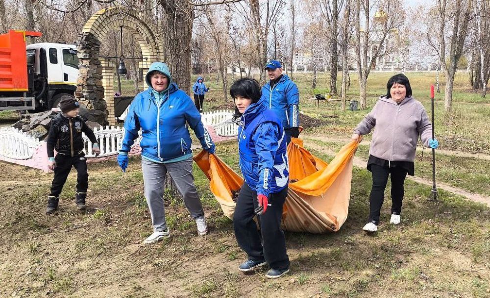 В городе Рубежное Администрация совместно с Фракцией «Единая Россия» в Совете городского округа и активистами партии при поддержке МУП «ДЭП города Рубежное» провели уборку сквера, посвящённого памяти жертв Чернобыльской... В городе Рубежное Администрация совместно с Фракцией «Единая Россия» в Совете городского округа и активистами партии при поддержке МУП «ДЭП города Рубежное» провели уборку сквера, посвящённого памяти жертв Чернобыльской...