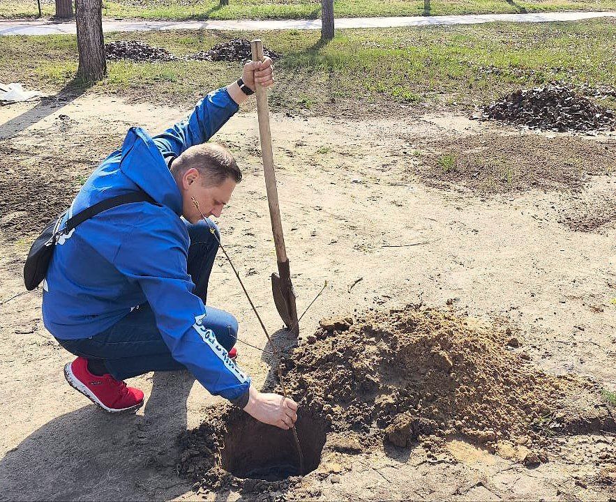 В городе Рубежное Администрация совместно с Фракцией «Единая Россия» в Совете городского округа и активистами партии при поддержке МУП «ДЭП города Рубежное» провели уборку сквера, посвящённого памяти жертв Чернобыльской... В городе Рубежное Администрация совместно с Фракцией «Единая Россия» в Совете городского округа и активистами партии при поддержке МУП «ДЭП города Рубежное» провели уборку сквера, посвящённого памяти жертв Чернобыльской...