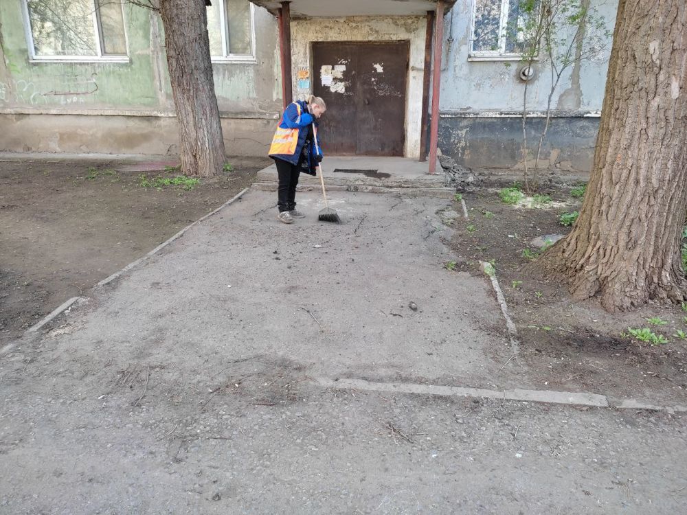Сегодня на улицах Стаханова снова трудились коммунальные службы Сегодня на улицах Стаханова снова трудились коммунальные службы