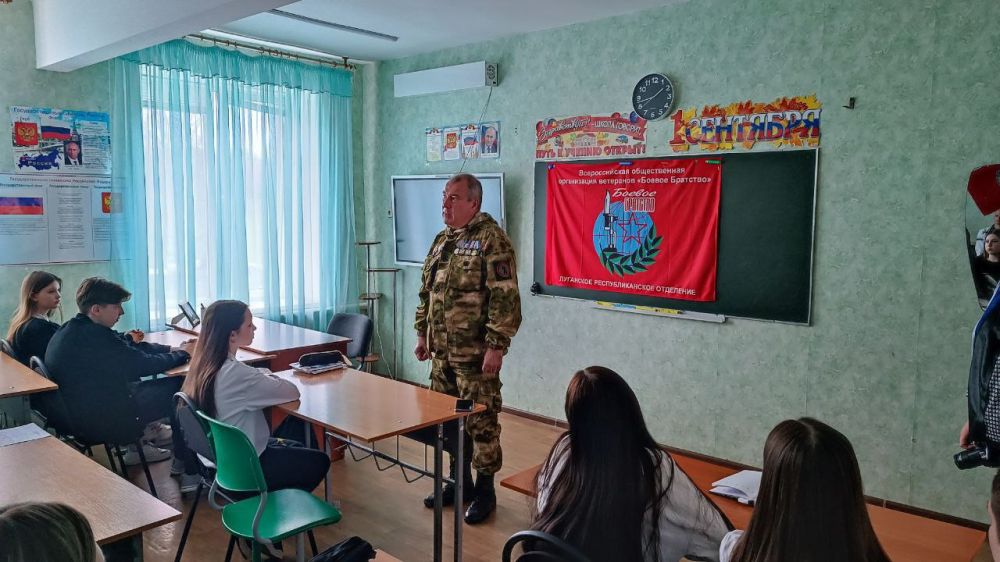 Вместе с коллегами депутатами в День памяти жертв украинской агрессии в рамках проекта ВПП "Единая Россия" "Историческая память" и работы регионального отделения "Боевого братства" провели патриотический урок в Металистской... Вместе с коллегами депутатами в День памяти жертв украинской агрессии в рамках проекта ВПП "Единая Россия" "Историческая память" и работы регионального отделения "Боевого братства" провели патриотический урок в Металистской...