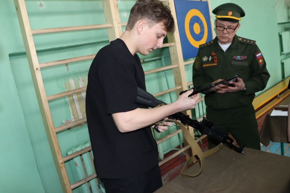 В Стахановской школе № 18 имени Валерия Болотова состоялось открытие класса, оснащенного интерактивным лазерным тиром В Стахановской школе № 18 имени Валерия Болотова состоялось открытие класса, оснащенного интерактивным лазерным тиром