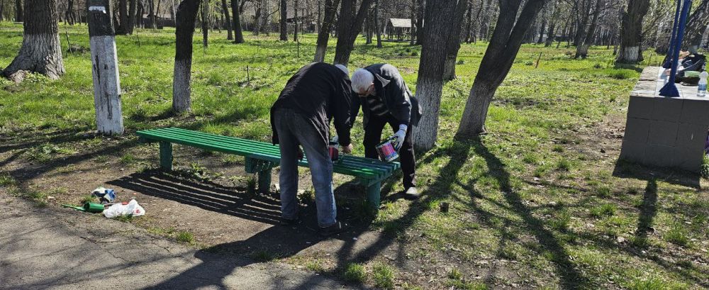 Сегодня в Парке культуры и отдыха совместно с структурными подразделениями и филиалами продолжаются работы по покраске аттракционов и лавочек, что стало важным шагом в улучшении его внешнего вида и создании более комфортной... Сегодня в Парке культуры и отдыха совместно с структурными подразделениями и филиалами продолжаются работы по покраске аттракционов и лавочек, что стало важным шагом в улучшении его внешнего вида и создании более комфортной...