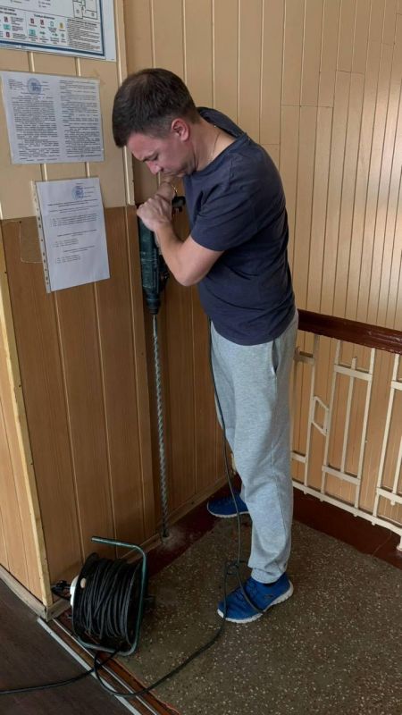 Ульяновцы подготовили Лутугинскую среднюю школу № 1 к приему ЕГЭ Ульяновцы подготовили Лутугинскую среднюю школу № 1 к приему ЕГЭ