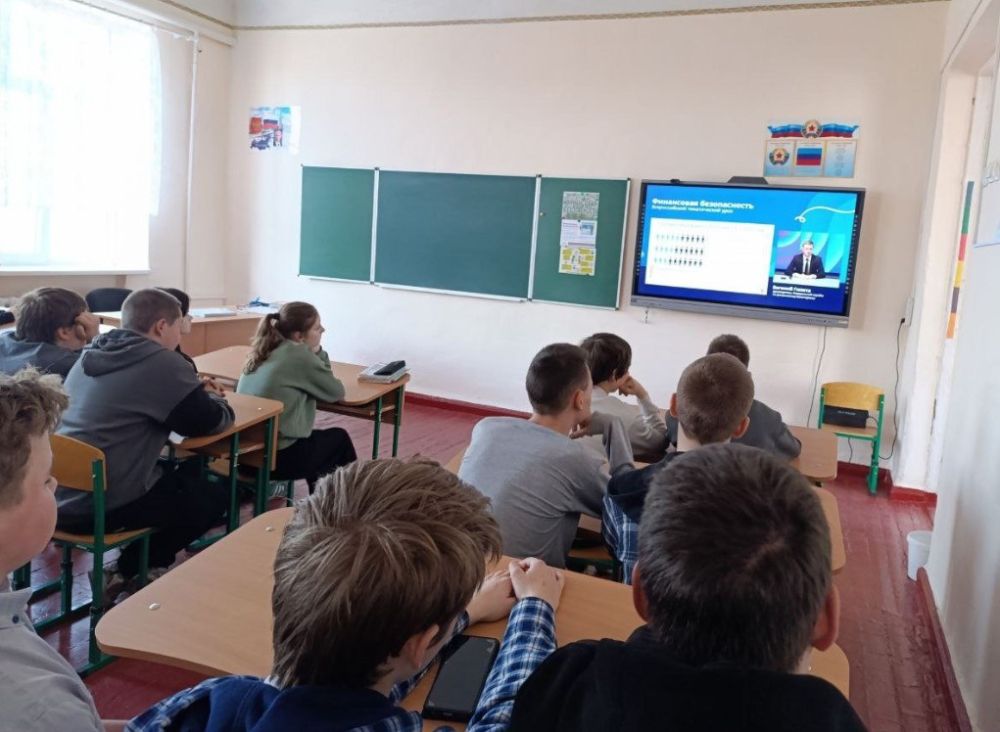 15 апреля, в рамках всероссийского тематического урока в 8-9 классах ГБОУ ЛНР "Брянковская средняя школа № 19" был проведен урок по теме "Финансовая безопасность" 15 апреля, в рамках всероссийского тематического урока в 8-9 классах ГБОУ ЛНР "Брянковская средняя школа № 19" был проведен урок по теме "Финансовая безопасность"