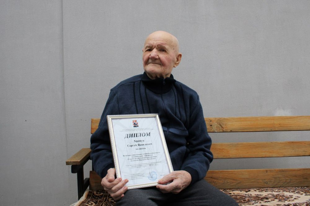 Владимир Чернев: Сегодня работники Администрации совместно с руководством Совета Старобельского муниципального округа торжественно вручили дипломы Почётного гражданина нашим уважаемым ветеранам Владимир Чернев: Сегодня работники Администрации совместно с руководством Совета Старобельского муниципального округа торжественно вручили дипломы Почётного гражданина нашим уважаемым ветеранам