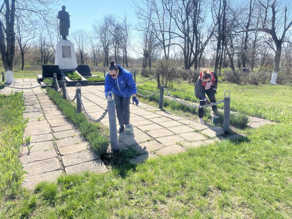 В пгт. Софиевский продолжаются работы по благоустройству территории В пгт. Софиевский продолжаются работы по благоустройству территории