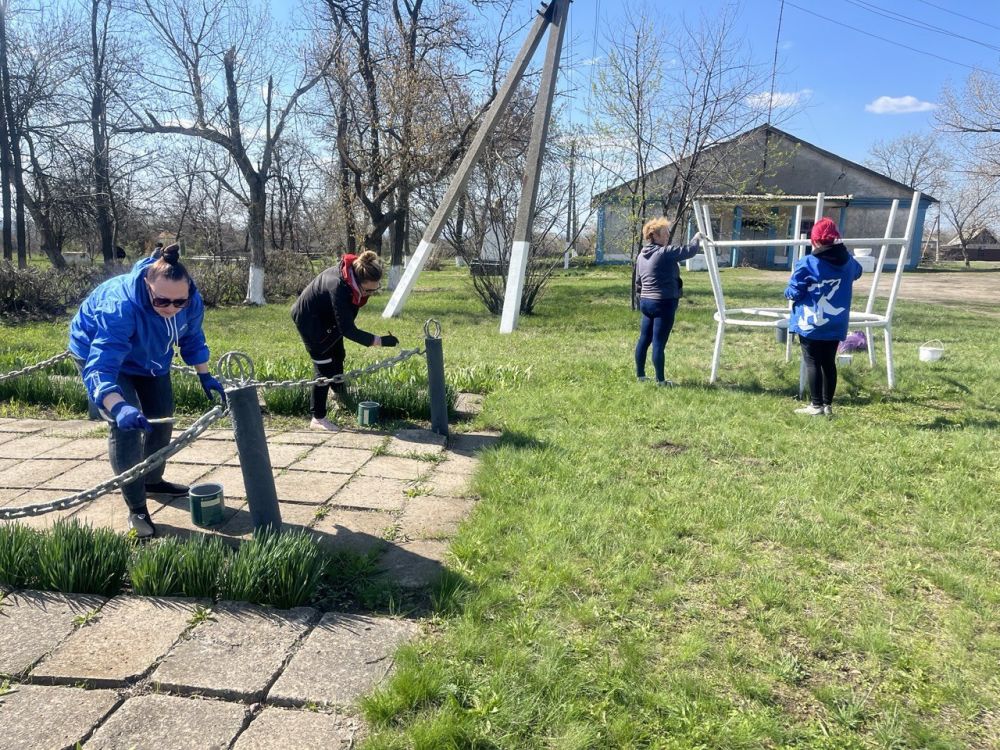 В пгт. Софиевский продолжаются работы по благоустройству территории В пгт. Софиевский продолжаются работы по благоустройству территории