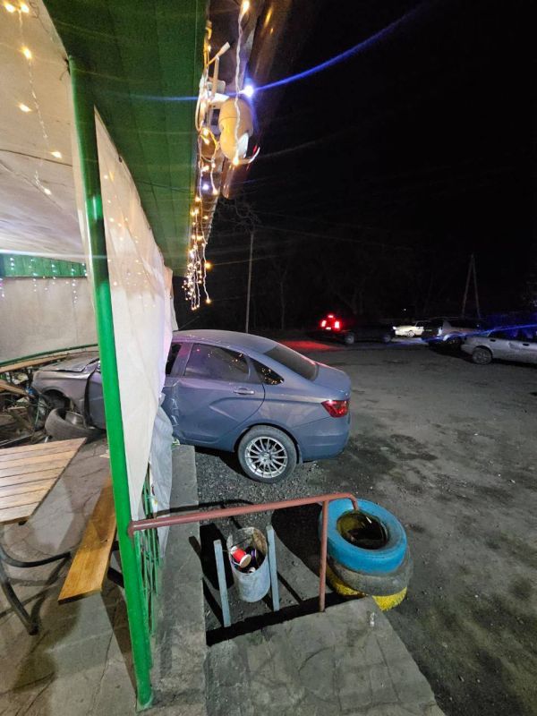 В Красном Луче автомобиль въехал в летнюю площадку В Красном Луче автомобиль въехал в летнюю площадку