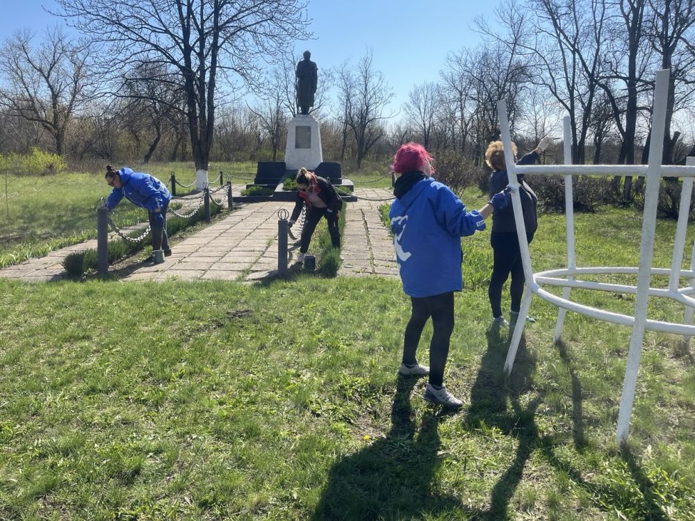 В пгт. Софиевский продолжаются работы по благоустройству территории В пгт. Софиевский продолжаются работы по благоустройству территории