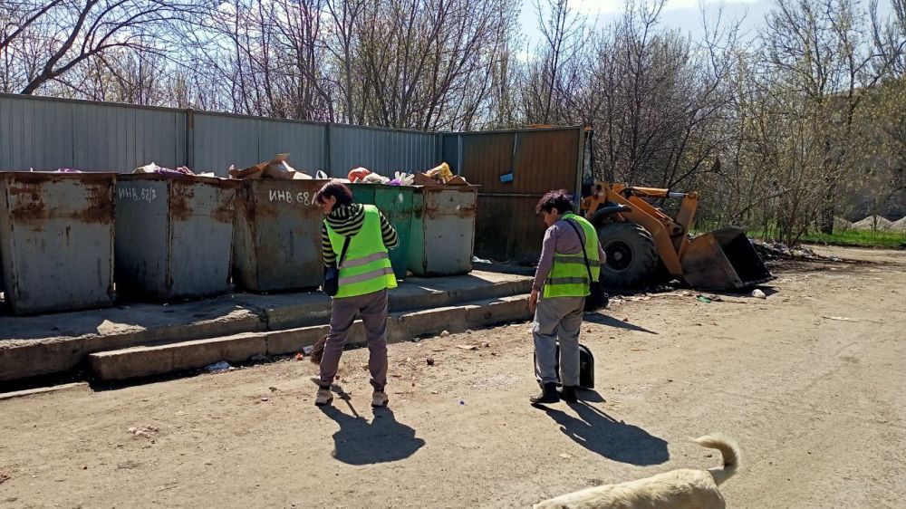 Сегодня на улицах Стаханова снова трудились коммунальные службы Сегодня на улицах Стаханова снова трудились коммунальные службы